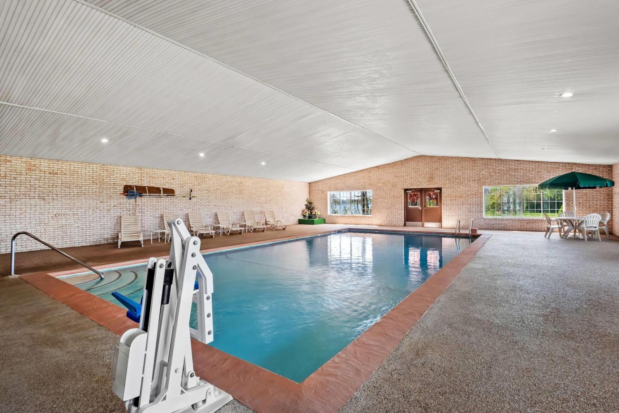 Days By Wyndham Whitmore Near Ann Arbor And Brighton 2*